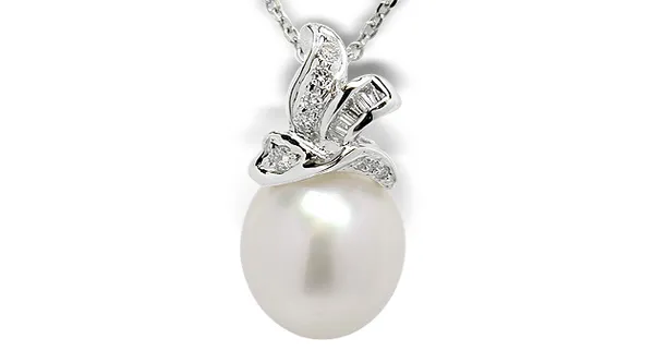 Dysis a Australian White Cultured Pearl Pendant