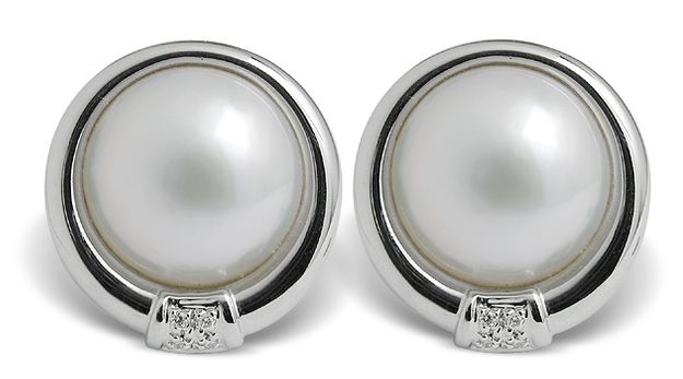 Amma a Mother Of Pearl Earrings in White Gold